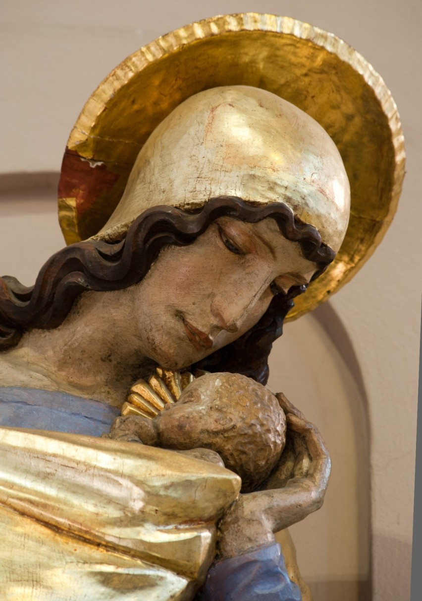 Figura Matki Boskiej z Dzieciątkiem Jezus