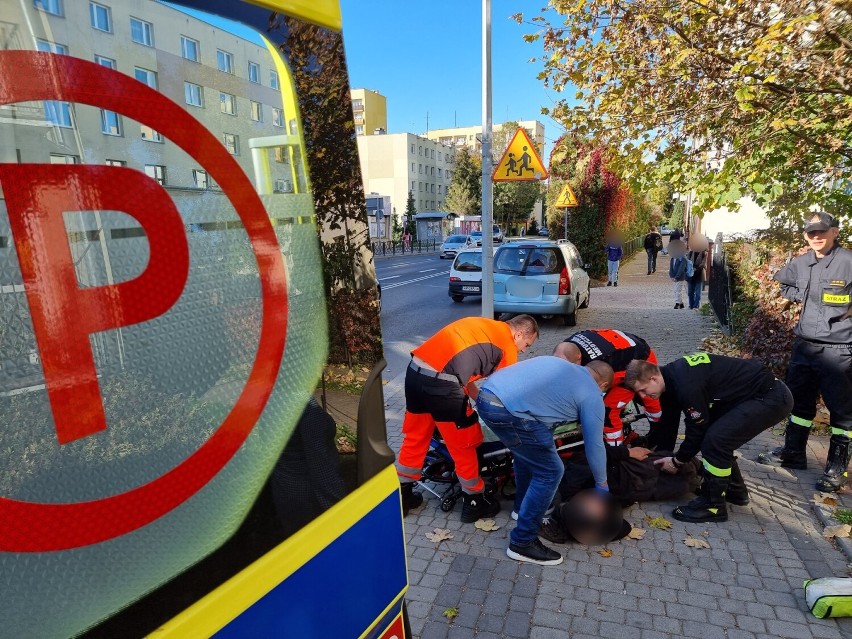 Nieprzytomny mężczyzna leżał na chodniku w Przemyślu. Udało się mu pomóc [ZDJĘCIA]