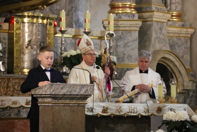 Uroczystość nadania sztandaru Szkole Podstawowej im. św. Jana Pawła II w Działoszynie