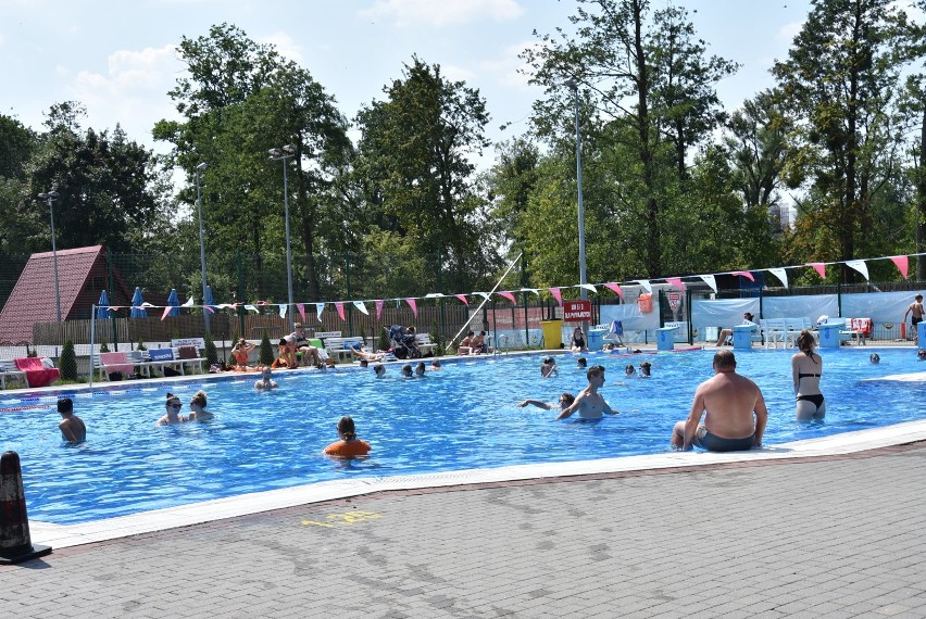Tłumy na basenie we Wrześni. Wodne szaleństwo na Gnieźnieńskiej [FOTO]
