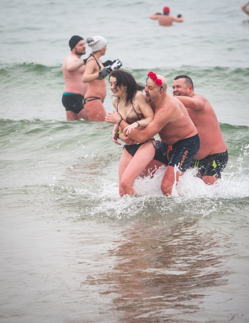 6.Zlot Morsów w Helu: na Początku Polski. Bałtyk we mgle, a w wodzie i na helskiej plaży kolorowo