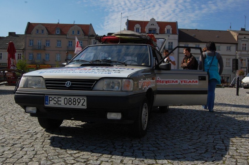 Rajd Złombol 2012. Członkowie grupy Śrem Team jadą do Grecji polonezem. Zobacz, jak ich żegnano