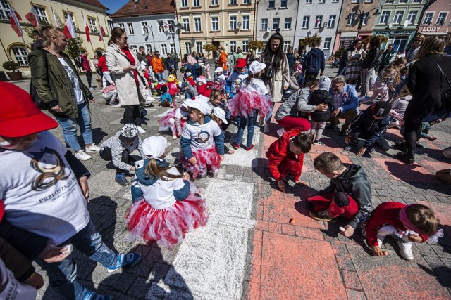 Nastroje dopisywały. Chętnych do malowania flagi nie brakowało!