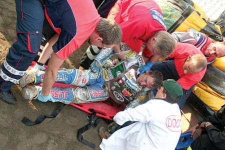 Pod upadku w 16. wyścigu Sławomir Drabik odzyskał przytomność dopiero w szpitalu. Fot. Waldemar Deska