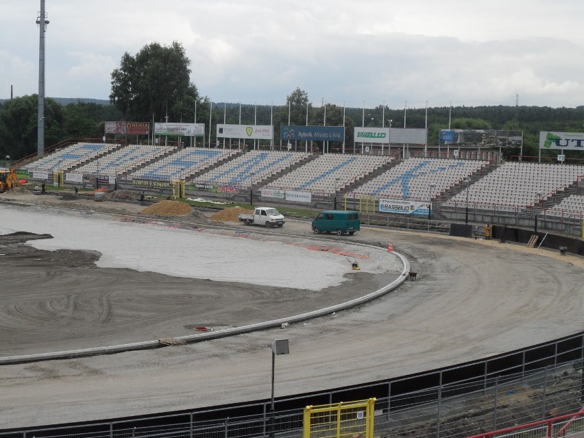 Remont stadionu w Rybniku: Nawierzchnię toru trzeba ułożyć jeszcze raz