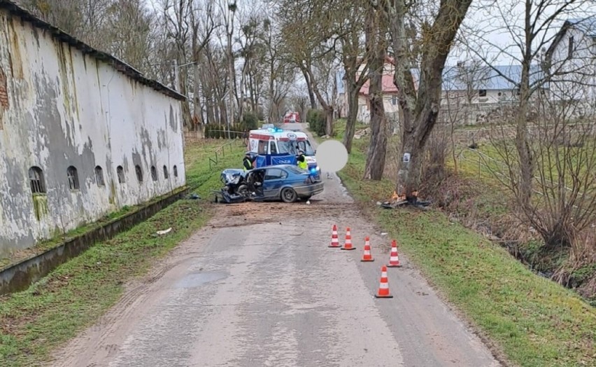 Tragedia na drogach: Śmierć pasażera w wypadku koło Ostródy