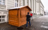 Przed bazyliką w Bydgoszczy stanęła drewniana budka. Wydają tam obiady dla potrzebujących. Proboszcz robi wiele dobrego [zdjęcia]