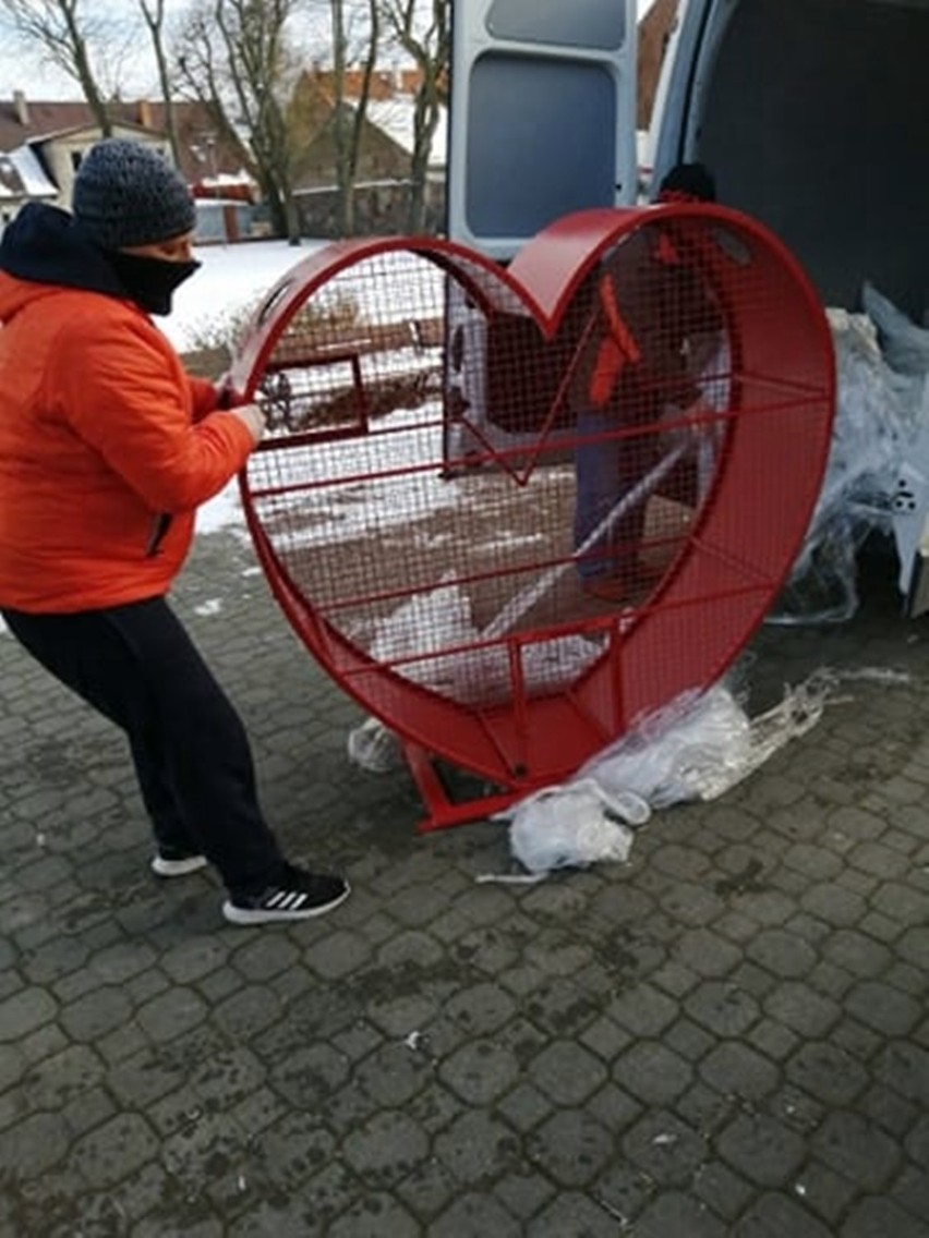 W Dolicach stanęło drugie serduszko na plastikowe zakrętki. Przy Szkole Podstawowej na ul. Ogrodowej