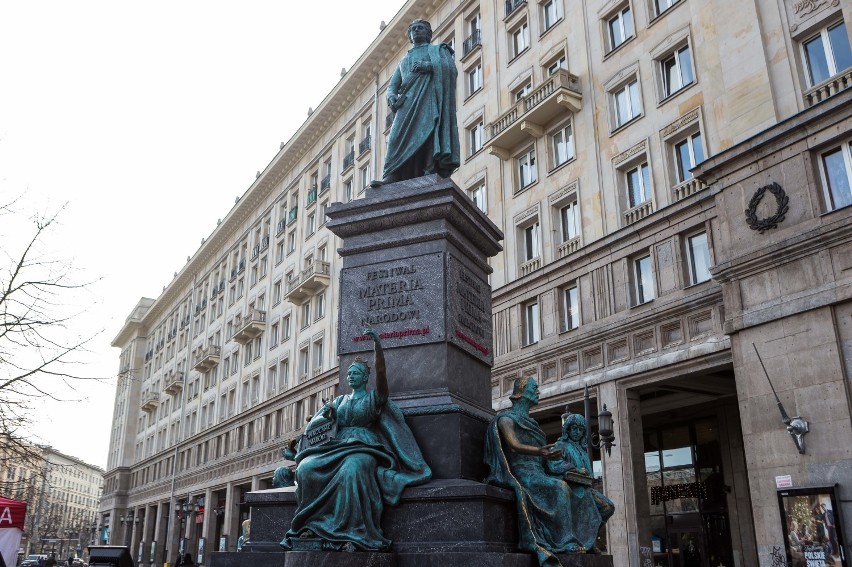 Na placu Konstytucji stanął pomnik Mickiewicza. Promuje...