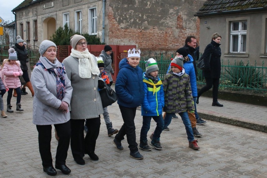 W orszaku wzięły udział dzieci, młodzież i dorośli.