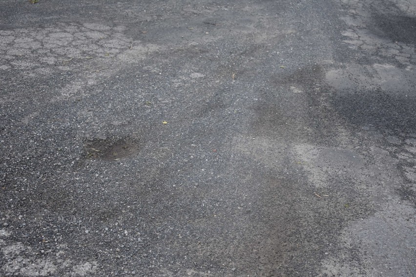 Droga w Osieku od lat jest w złym stanie. Ma liczne spękania, oberwane pobocza oraz nie ma chodnika i odwodnienia