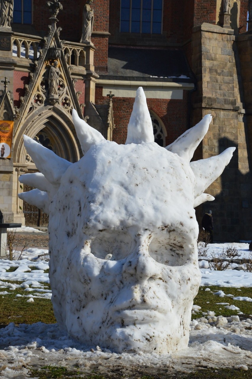 Rzeźby ze śniegu stanęły przed nyską bazyliką. To dzieło...