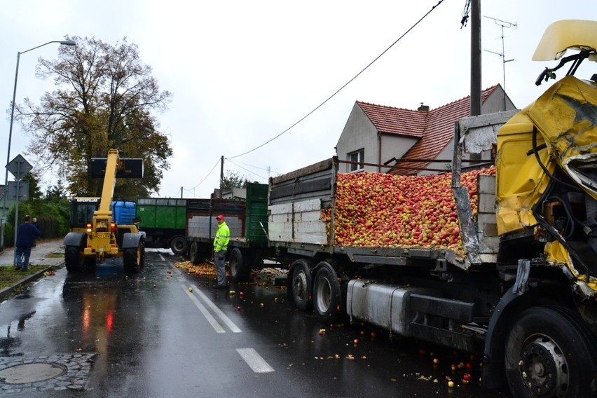Wypadek w Jarocinie: Ciężarówką uderzył w drzewo