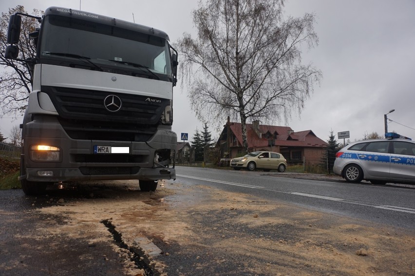 Zderzenie aut w Spławach Drugich. Kierowca ciężarówki wjechał w dostawczego busa (ZDJĘCIA, WIDEO)