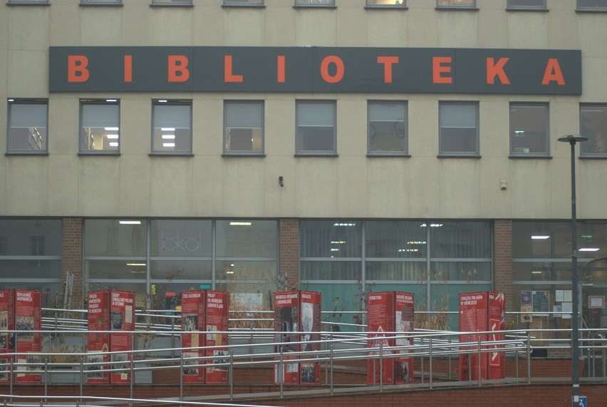 Bytom: Przed gmachem Miejskiej Biblioteki Publicznej ustawiono plenerową wystawę „Jesteśmy Polakami! Związek Polaków w Niemczech”