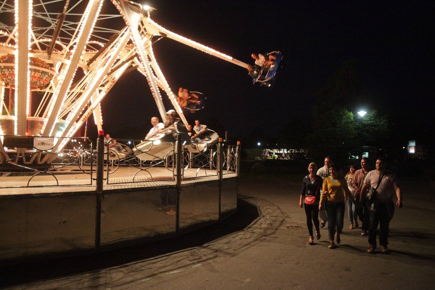 Śląskie Wesołe Miasteczko czynne nocą. "Wesołe at night"