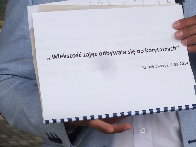 Paweł Świderski, radny miejski, swą konferencję zorganizował na targowisku miejskim w dzielnicy fabrycznej Kraśnika