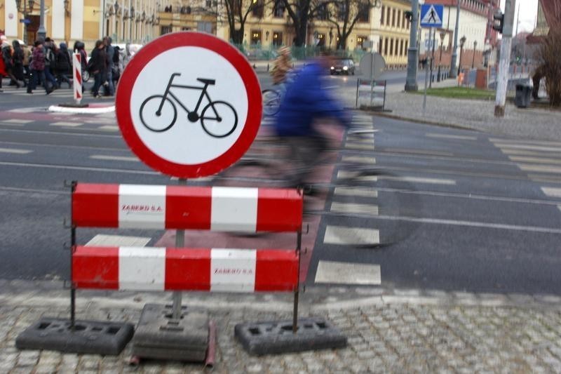 Wrocław: Brama rowerowa na Grodzkiej zamknięta. Przez kierowców!
