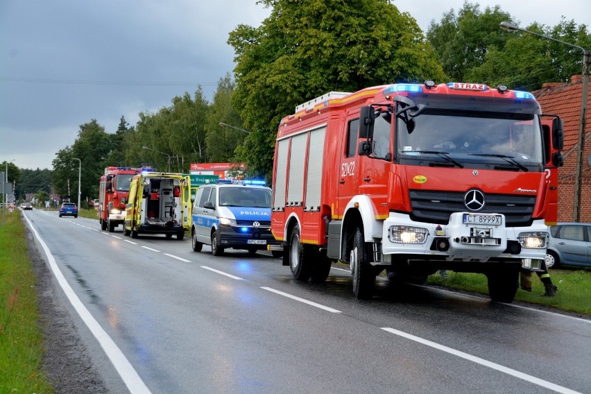 Wypadek przed Sępólnem na drodze krajowej nr 25. Audi uderzyło w drzewo [zdjęcia]