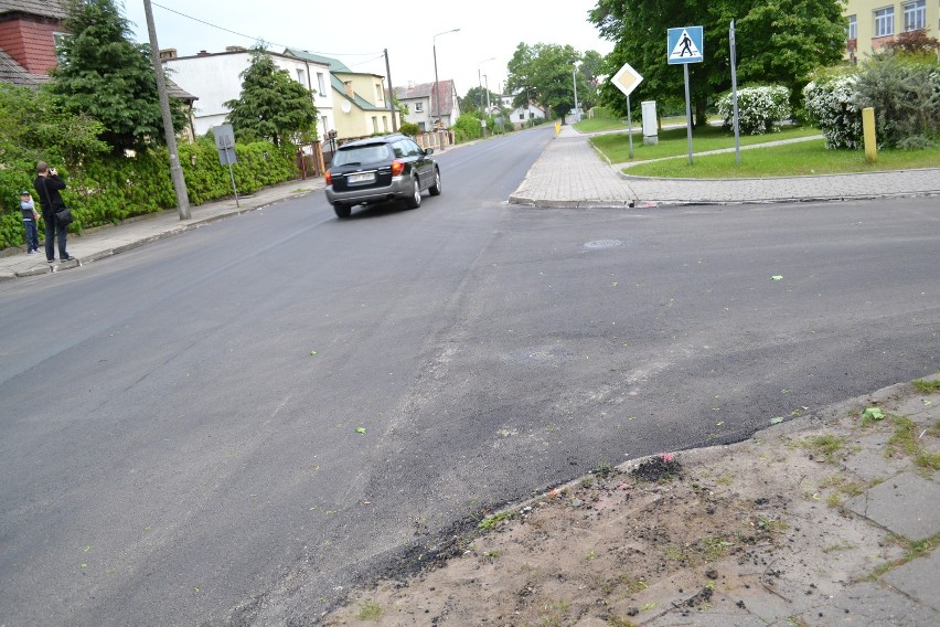 Nowy asfalt wylano, ale nowych chodników przy ul. Kujawskiej...