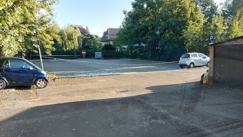 Przedszkole nr 7 w Rybniku: Rodzice przedszkolaków nie mogą parkować, bo jest wycinka drzew. Ale od tygodnia pilarza nie widać