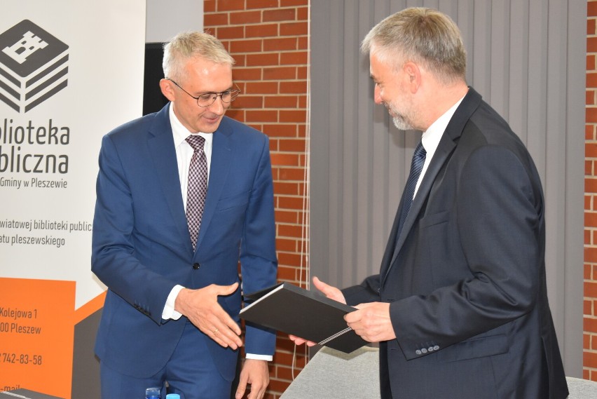 Umowy podpisano w Bibliotece Publicznej Miasta i Gminy w Pleszewie