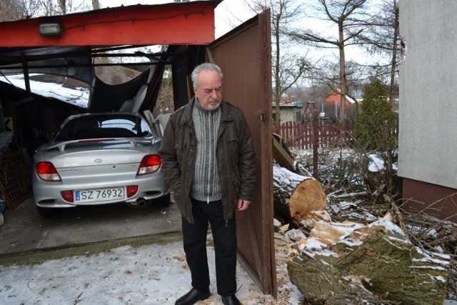 Drzewo runęło w Zabrzu: topola zniszczyła garaż i samochód