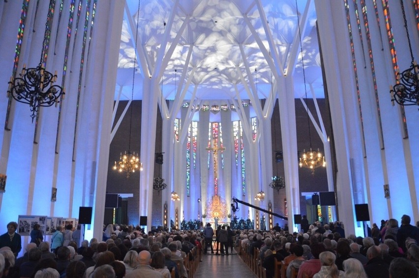 Koncert maryjno-patriotyczny „Ave Maria” w bazylice konkatedralnej w Stalowej Woli. Zobacz zdjęcia