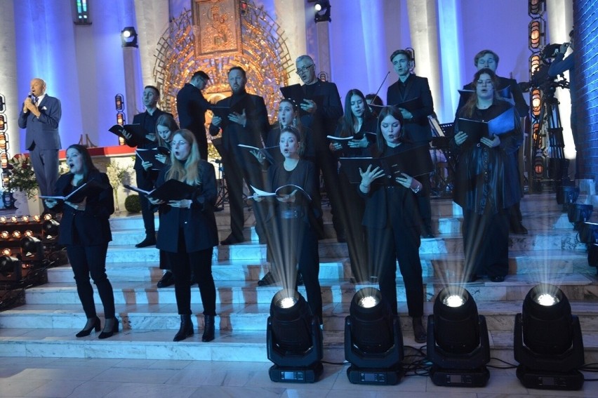 Koncert maryjno-patriotyczny „Ave Maria” w bazylice konkatedralnej w Stalowej Woli. Zobacz zdjęcia