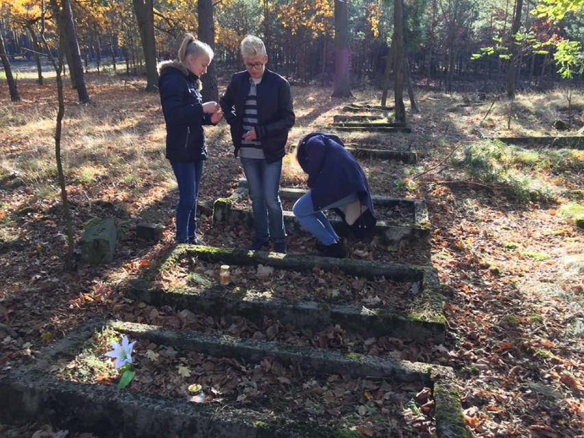 Uczniowie Zespołu Szkolno - Przedszkolnego w Chrośnicy odwiedzili stary cmentarz w Stefanowicach