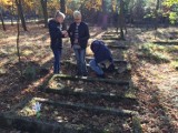 Uczniowie Zespołu Szkolno - Przedszkolnego w Chrośnicy odwiedzili stary cmentarz w Stefanowicach [ZDJĘCIA]