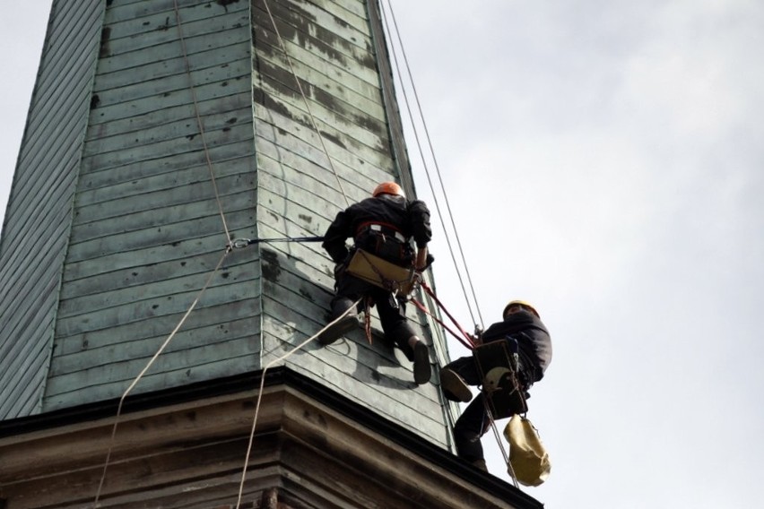 Gdańsk. Naprawiali dach uszkodzonego od wichury kościoła