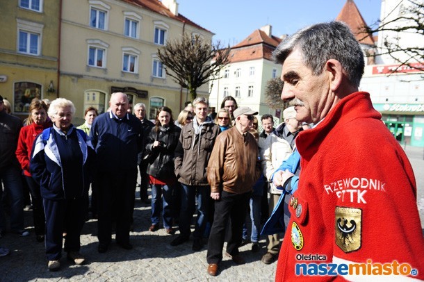 Po Oleśnicy oprowadza przewodnik Kazimierz Bruzdewicz