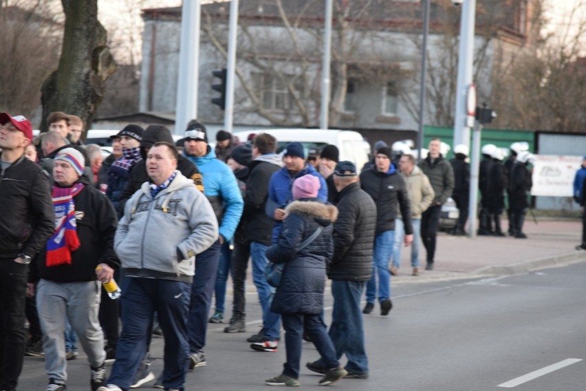 Przed meczem Raków - Legia. Tłumy kibiców i mnóstwo policji