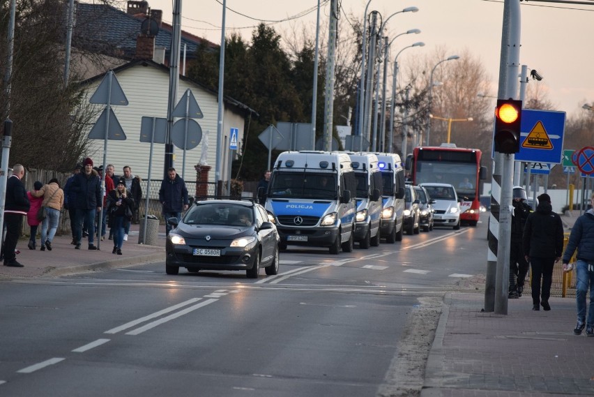 Przed meczem Raków - Legia. Tłumy kibiców i mnóstwo policji