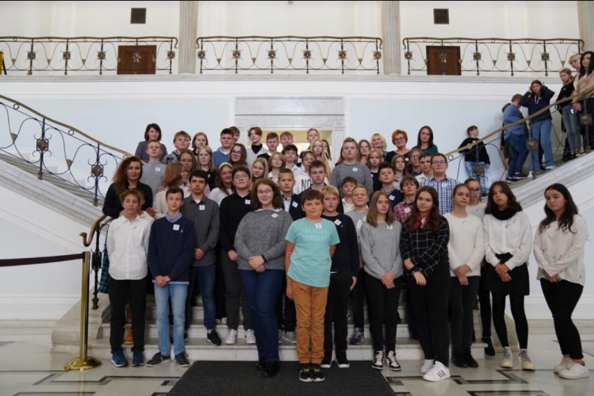 Uczniowie z Włodawy odwiedzili Sejm. Oprowadziła ich poseł Monika Pawłowska 