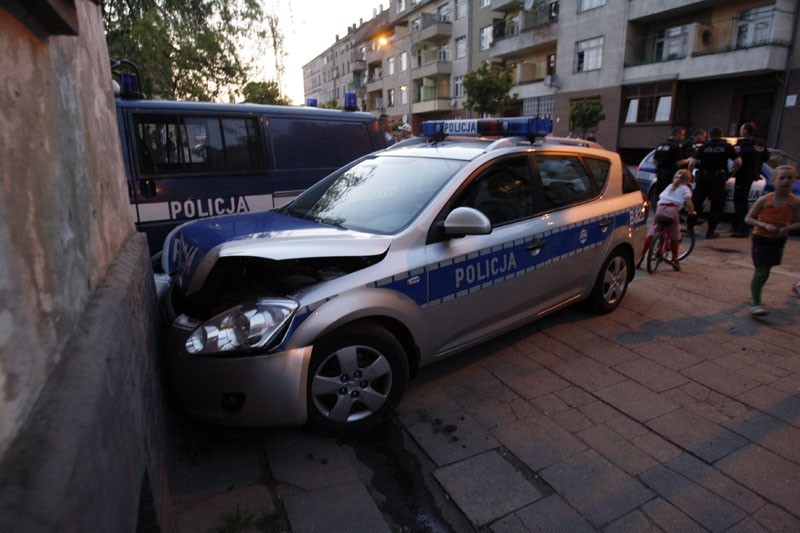 Legnica: Ranny policjant (ZDJĘCIA)