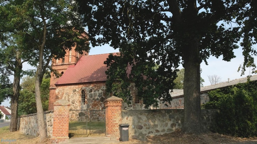 Pensjonat dla koni oraz kościół pw. Św. Piotra i Pawła. Jan Balewski z aparatem tym razem w Smogolicach