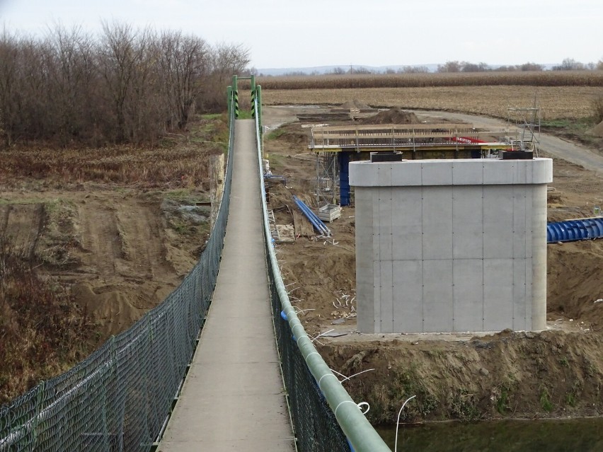 Trwa budowa nowego mostu na Sanie między Nizinami a Chałupkami Dusowskimi koło Przemyśla [ZDJĘCIA]