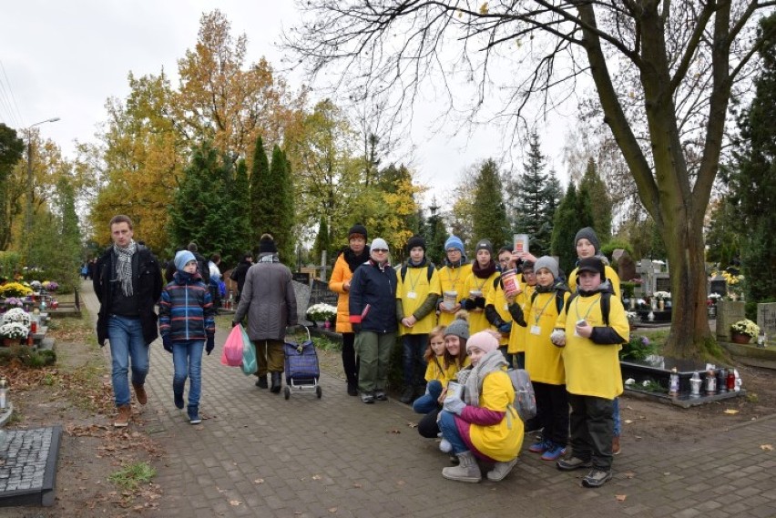 Wszystkich Świętych w Pruszczu Gdańskim: Kwestowali dla podopiecznych hospicjum [ZDJĘCIA]