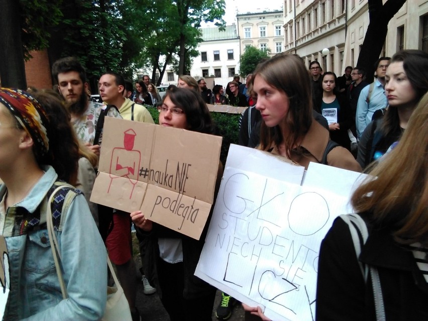 Kraków. Protest studentów pod hasłem „Nauka Niepodległa". Nie zgadzają się na reformę uniwersytetów 