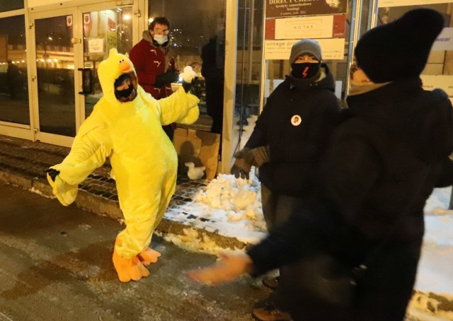 Radomianie protestowali pod siedzibą PIS w związku z ogłoszeniem wyroku Trybunału Konstytucyjnego w Dzienniku Ustaw i znacznym ograniczeniem aborcji.