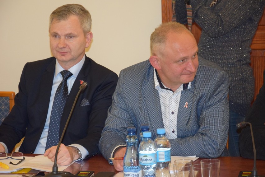 Bronisław Mituła ( z prawej), jeden z trzech radnych, wobec...
