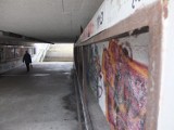 Czas zdjąć stare gabloty w przejściu podziemnym w Opolu
