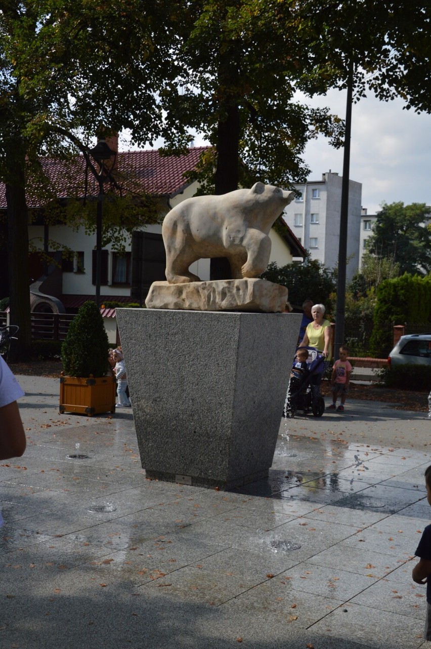 Obecny wygląd fontanny z niedźwiedziem na plantach w Rawiczu