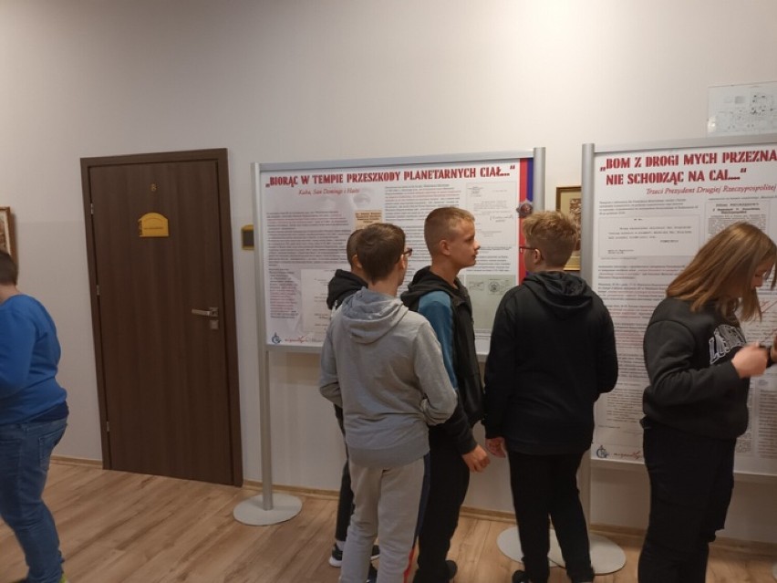 Uczniowie szkół podstawowych z terenu gminy Bobowa zwiedzają...