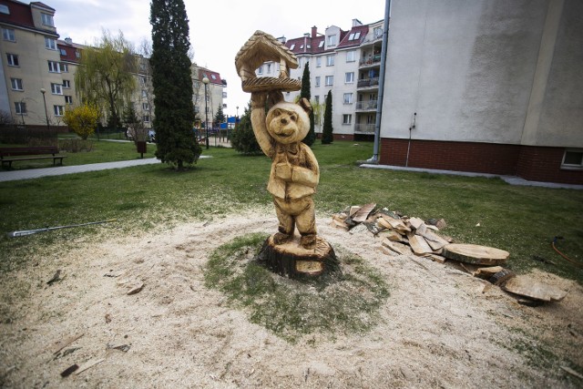 Drewniane rzeźby, Warszawa. Najpierw na Ochocie, teraz we Włochach. Stanął kolejny miś [ZDJĘCIA]