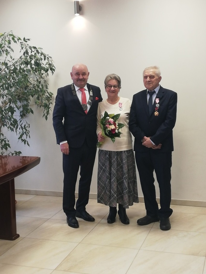 Złote Gody 2023 w gminie Buczek. Medale za długoletnie pożycie małżeńskie dla 8 par. ZDJĘCIA