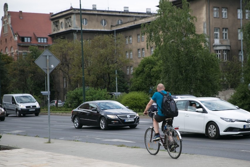 Rowerzyści mają obowiązek korzystania z ścieżek rowerowych...