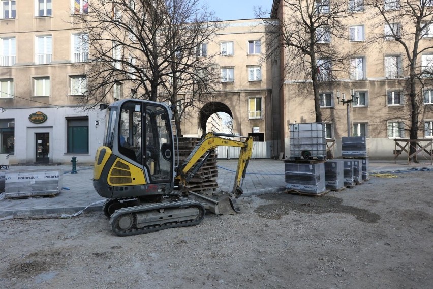 Z góry już widać, jak będzie wyglądał nowy deptak na al. Róż w Nowej Hucie. Brakuje tylko zieleni i małej architektury ZDJĘCIA